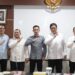 Wamen Transmigrasu Viva Yoga Mauladi saat meneriman kunjungan dua bupati sekaligus, yakni Bupati Toraja Utara Frederik Victor Palimbong dan Bupati Aceh Barat Tarmizi, di Kantor Kementerian Transmigrasi, Jakarta, Senin (15/4/2025).