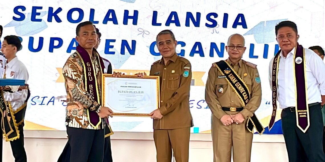 Menteri Kependudukan dan Pembangunan Keluarga/Kepala BKKBN, Dr. Wihaji, menghadiri Wisuda Akbar Sekolah Lansia Kabupaten Ogan Ilir, Selasa (14/4/2025).