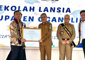 Menteri Kependudukan dan Pembangunan Keluarga/Kepala BKKBN, Dr. Wihaji, menghadiri Wisuda Akbar Sekolah Lansia Kabupaten Ogan Ilir, Selasa (14/4/2025).