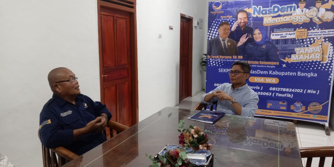 Fauzan Azima yang dikenal sebagai Direktur Eksekutif Yayasan Bangka Belitung Kreatif secara resmi menyerahkan berkas pendaftaran di Sekretariat Partai NasDem Sungailiat, Rabu (17/4) malam.