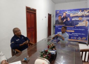 Fauzan Azima yang dikenal sebagai Direktur Eksekutif Yayasan Bangka Belitung Kreatif secara resmi menyerahkan berkas pendaftaran di Sekretariat Partai NasDem Sungailiat, Rabu (17/4) malam.