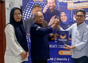 Konsultan komunikasi politik, Fauzan Azima, resmi menyerahkan berkas pencalonan sebagai Bakal Calon Bupati Bangka ke Sekretariat Partai NasDem, Rabu (17/4) malam pukul 20.00 WIB, di Sungailiat, Kabupaten Bangka. Sumber foto : istimewa.