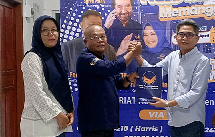 Konsultan komunikasi politik, Fauzan Azima, resmi menyerahkan berkas pencalonan sebagai Bakal Calon Bupati Bangka ke Sekretariat Partai NasDem, Rabu (17/4) malam pukul 20.00 WIB, di Sungailiat, Kabupaten Bangka. Sumber foto : istimewa.