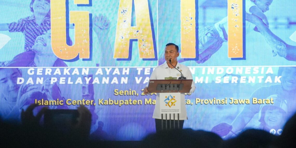 Menteri Kependudukan dan Pembangunan Keluarga, Wihaji, saat meluncurkan Gerakan Ayah Teladan Indonesia di Gedung Islamic Centre Majalengka pada Senin (21/4/2025).