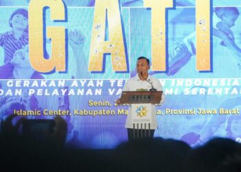 Menteri Kependudukan dan Pembangunan Keluarga, Wihaji, saat meluncurkan Gerakan Ayah Teladan Indonesia di Gedung Islamic Centre Majalengka pada Senin (21/4/2025).