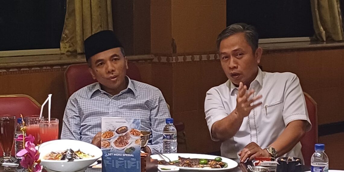 Sekretaris Jenderal DPP Partai Persatuan Pembangunan, Arwani Thomafi (Kiri) dalam sebuah pertemuan dengan DPW dan DPC PPP se-Banten pada Senin (21/4/2025) di Kota Tangerang, Banten.