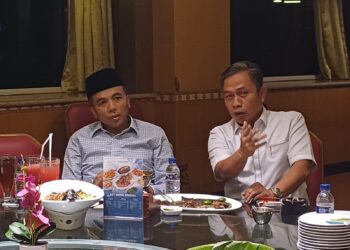 Sekretaris Jenderal DPP Partai Persatuan Pembangunan, Arwani Thomafi (Kiri) dalam sebuah pertemuan dengan DPW dan DPC PPP se-Banten pada Senin (21/4/2025) di Kota Tangerang, Banten.