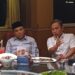 Sekretaris Jenderal DPP Partai Persatuan Pembangunan, Arwani Thomafi (Kiri) dalam sebuah pertemuan dengan DPW dan DPC PPP se-Banten pada Senin (21/4/2025) di Kota Tangerang, Banten.