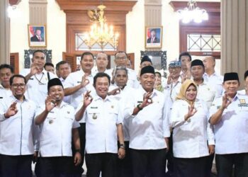 Foto bersama Pemkab Situbondo bersama Pemkab Bondowoso pada Rabu (23/4/2025) dalam rangka studi referensi terkait strategi pemekaran kecamatan dan kemitraan dengan perguruan tinggi negeri di Bondowoso.