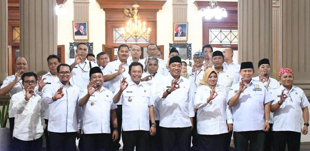Foto bersama Pemkab Situbondo bersama Pemkab Bondowoso pada Rabu (23/4/2025) dalam rangka studi referensi terkait strategi pemekaran kecamatan dan kemitraan dengan perguruan tinggi negeri di Bondowoso.