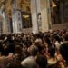 Para pelayat mengantre untuk memberikan penghormatan terakhir kepada Paus Fransiskus, yang jenazahnya disemayamkan dalam peti mati terbuka di Basilika Santo Petrus. Sumber foto : REUTERS