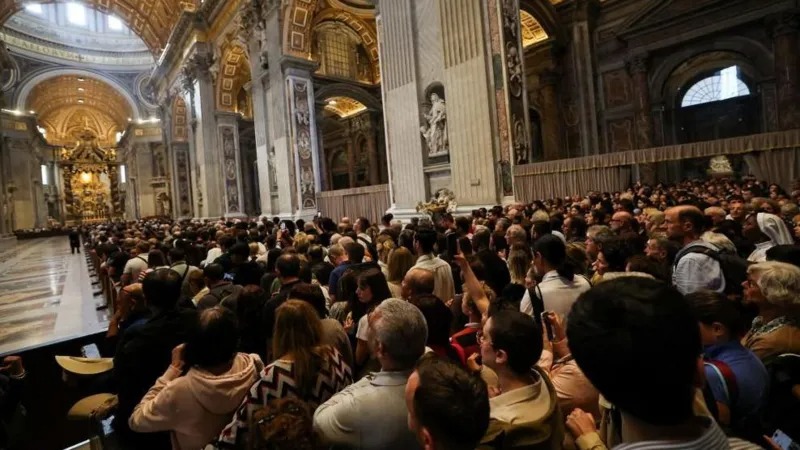 Para pelayat mengantre untuk memberikan penghormatan terakhir kepada Paus Fransiskus, yang jenazahnya disemayamkan dalam peti mati terbuka di Basilika Santo Petrus. Sumber foto : REUTERS