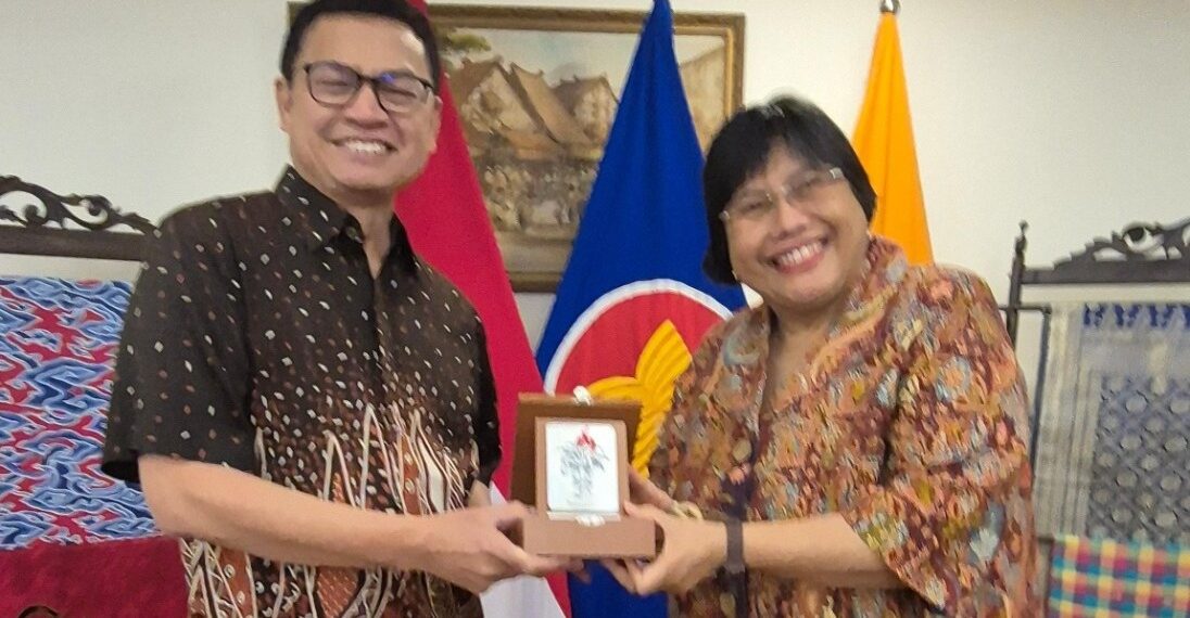 Kepala BPOM, dr.Taruna Ikrar (kiri) bersama Dubes RI untuk India, Ina H. Krisnamurthi,.