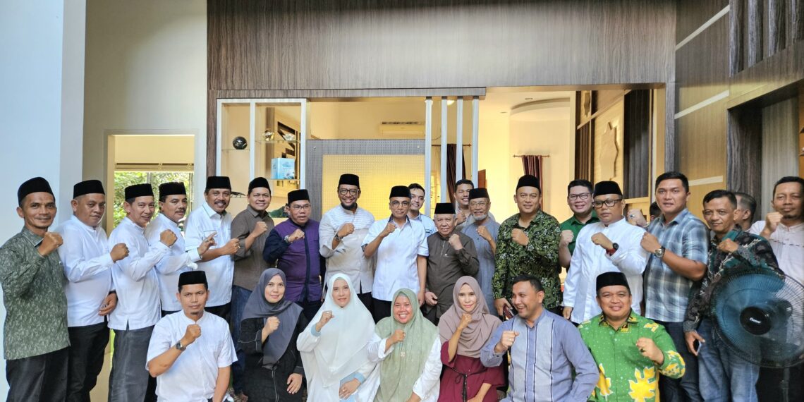 Sekjen PPP, Arwani Thomafi, saat foto bersama dalam acara silaturahmi bersama pengurus DPW dan DPC se-Riau di Pekanbaru, Jumat (25/4/2025).