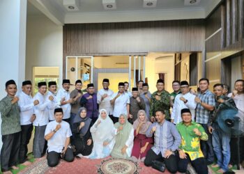 Sekjen PPP, Arwani Thomafi, saat foto bersama dalam acara silaturahmi bersama pengurus DPW dan DPC se-Riau di Pekanbaru, Jumat (25/4/2025).