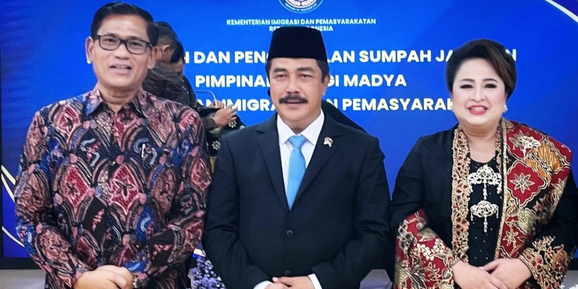 Ir. H. Abdullah Rasyid, ME (Kiri)
