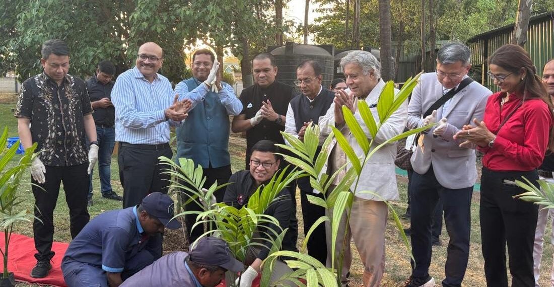 Kepala BPOM RI, Taruna Ikrar, saat melakukan penanaman pohon sebagai simbol kemanusiaan dalam kunjungan kerjanya ke India, Senin (28/4/2025).