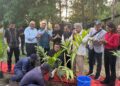 Kepala BPOM RI, Taruna Ikrar, saat melakukan penanaman pohon sebagai simbol kemanusiaan dalam kunjungan kerjanya ke India, Senin (28/4/2025).
