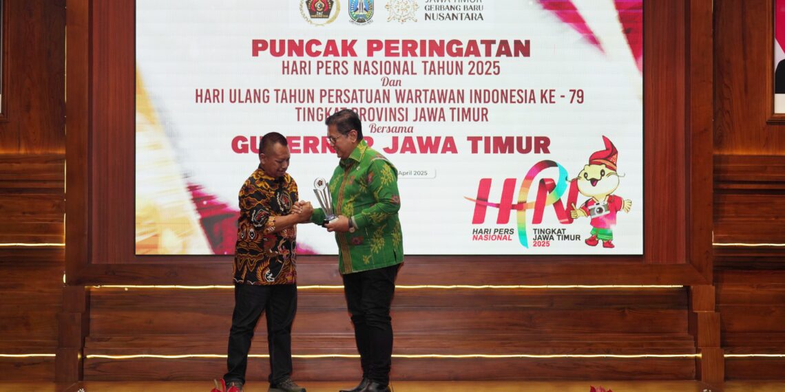 Wakil Menteri Transmigrasi, Viva Yoga Mauladi saat menerima penghargaan dari Ketua PWI Jatim Lutfi Hakim di Gedung Negara Grahadi Surabaya pada Senin (28/4/2025)