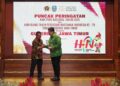 Wakil Menteri Transmigrasi, Viva Yoga Mauladi saat menerima penghargaan dari Ketua PWI Jatim Lutfi Hakim di Gedung Negara Grahadi Surabaya pada Senin (28/4/2025)