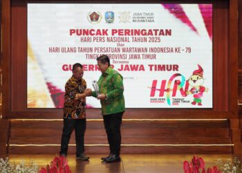 Wakil Menteri Transmigrasi, Viva Yoga Mauladi saat menerima penghargaan dari Ketua PWI Jatim Lutfi Hakim di Gedung Negara Grahadi Surabaya pada Senin (28/4/2025)