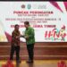 Wakil Menteri Transmigrasi, Viva Yoga Mauladi saat menerima penghargaan dari Ketua PWI Jatim Lutfi Hakim di Gedung Negara Grahadi Surabaya pada Senin (28/4/2025)