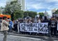 Masyarakat sipil dan mahasiswa menggelar aksi demo menolak RUU TNI di depan Gedung Grahadj Surabaya saat Apel Operasi Ketupat 2025, Kamis (20/3/2025).