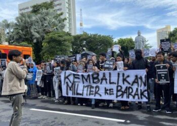 Masyarakat sipil dan mahasiswa menggelar aksi demo menolak RUU TNI di depan Gedung Grahadj Surabaya saat Apel Operasi Ketupat 2025, Kamis (20/3/2025).
