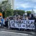 Masyarakat sipil dan mahasiswa menggelar aksi demo menolak RUU TNI di depan Gedung Grahadj Surabaya saat Apel Operasi Ketupat 2025, Kamis (20/3/2025).
