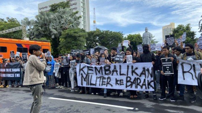 Masyarakat sipil dan mahasiswa menggelar aksi demo menolak RUU TNI di depan Gedung Grahadj Surabaya saat Apel Operasi Ketupat 2025, Kamis (20/3/2025).