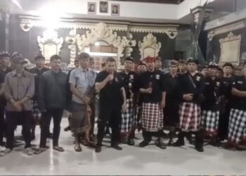 Tangkapan layar video salah seorang pengurus DPC GRIB Jaya Tabanan usai pertemuan di Balai Banjar Sanggulan, Desa Banjar Anyar, Kecamatan Kediri, Kabupaten Tabanan, Provinsi Bali.(Instagram @tabanan.viral)