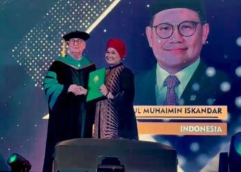 Pemberian gelar kehormatan untuk Cak Imin dari Bodhisastra University Florida, USA yang diwakili politisi PKB, Luluk Hamidah.
