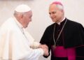 Paus Fransiskus bersama penerusnya Robert Francis Prevost, kini Paus Leo XIV. Sumber foto : Vatican Media