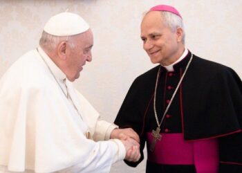 Paus Fransiskus bersama penerusnya Robert Francis Prevost, kini Paus Leo XIV. Sumber foto : Vatican Media