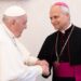 Paus Fransiskus bersama penerusnya Robert Francis Prevost, kini Paus Leo XIV. Sumber foto : Vatican Media