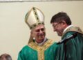 Alejandro Moral bersama dengan sahabat karibnya, Rober Francis Prevost, yang kini menjadi Paus Leo XIV. Sumber foto : Vatican News.