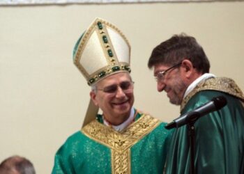 Alejandro Moral bersama dengan sahabat karibnya, Rober Francis Prevost, yang kini menjadi Paus Leo XIV. Sumber foto : Vatican News.