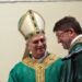 Alejandro Moral bersama dengan sahabat karibnya, Rober Francis Prevost, yang kini menjadi Paus Leo XIV. Sumber foto : Vatican News.