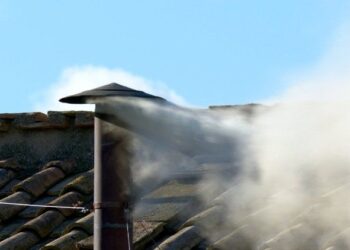 Asap putih mengepul dari cerobong Kapel Sistina. Sumber foto : Vatican News