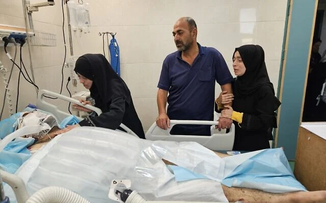 Keluarga Dr. Alaa Al-Najjar, korban serangan Israel.