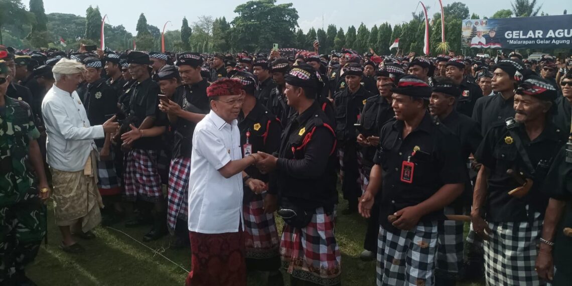 Gubernur Bali I Wayan Koster dan Pecalang Bali.
