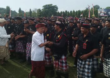 Gubernur Bali I Wayan Koster dan Pecalang Bali.