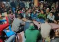 Momen Warga Kecamatan Ijen Bondowoso Diskusi aparat TNI-Polri dalam kasus kericuhan di Bondowos.