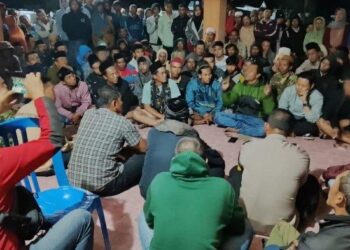 Momen Warga Kecamatan Ijen Bondowoso Diskusi aparat TNI-Polri dalam kasus kericuhan di Bondowos.