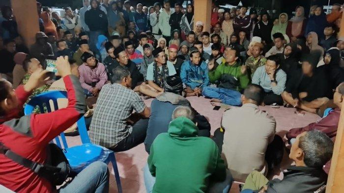 Momen Warga Kecamatan Ijen Bondowoso Diskusi aparat TNI-Polri dalam kasus kericuhan di Bondowos.