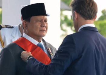 Presiden Prancis Emanuel Macron saat menyematkan gelar Grand Croix de la Légion d'Honneur di Akademi Militer Magelang, Kamis (29/5/2025).