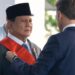 Presiden Prancis Emanuel Macron saat menyematkan gelar Grand Croix de la Légion d'Honneur di Akademi Militer Magelang, Kamis (29/5/2025).