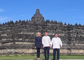 Presiden Prabowo Subianto Dan Presiden Prancis Emmenuel Macron Serta Istri Brigitte Macron Foto Bersama Usai Mengunjungi Candi Borobudur. Sumber foto : DETIK.COM