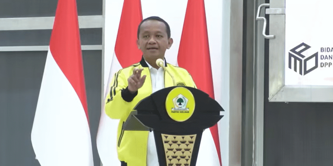 Ketua Umum DPP Partai Gokar, Bahlil Lahadalia, saat menjadi keynote speech pada diskusi bertajuk "Arah Kebijakan Geostrategi dan Geopolitik Indonesia", yang digelar di Sekretariat DPP Partai Golkar, Slipi, Jakarta, Kamis (8/5/2025).