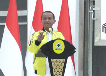 Ketua Umum DPP Partai Gokar, Bahlil Lahadalia, saat menjadi keynote speech pada diskusi bertajuk "Arah Kebijakan Geostrategi dan Geopolitik Indonesia", yang digelar di Sekretariat DPP Partai Golkar, Slipi, Jakarta, Kamis (8/5/2025).